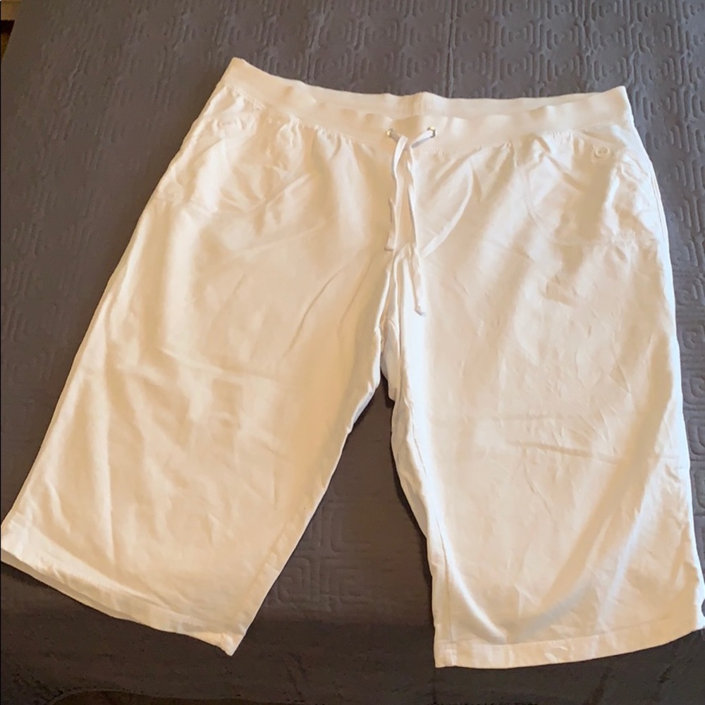 L.A. blues woman’s Capri pants